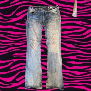 Bootcut Miss Me - Coola jeans ifrån miss me med snygga fickor🩷säljes då de  inte används längre! De är mid Rise men sitter ändå under naveln.