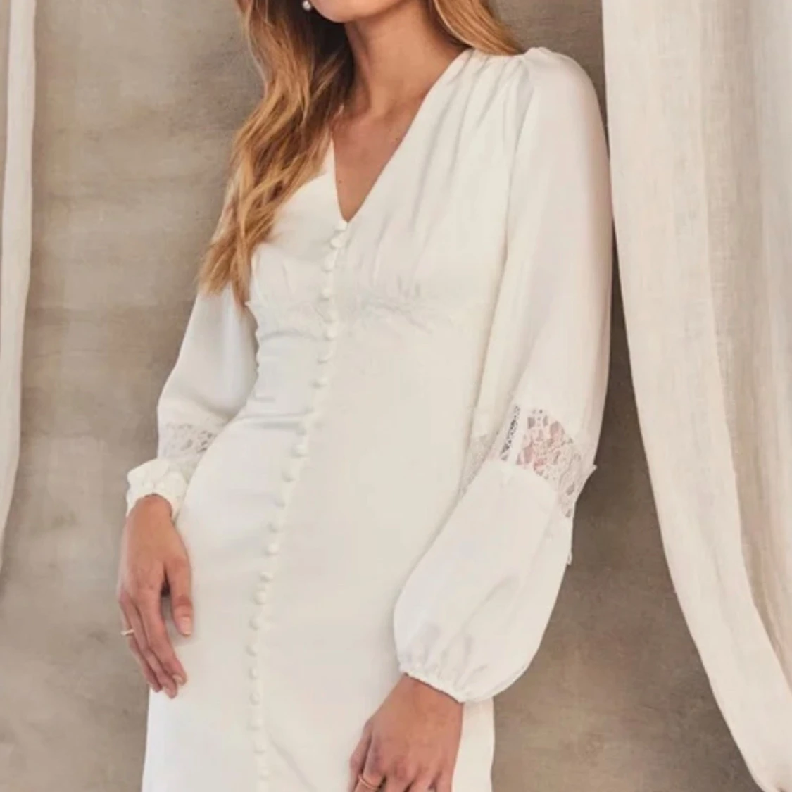 Vit långklänning med spetsdetaljer