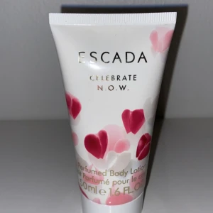 Escada Celebrate N.O.W. Perfumed Body Lotion - Säljer en Escada Celebrate N.O.W. perfumed body lotion i en söt tub med rosa och röda hjärtan. Den är 50 ml och perfekt för att hålla huden mjuk och väldoftande. Perfekt för daglig användning eller som en present! Lite använd