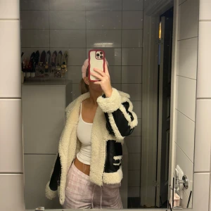 Päls/skinnjacka - Säljer en jättemysig & snygg skinnjacka med massa teddy!! Använt fåtal gånger så inga defekter. Storlek s, från Gina tricot.