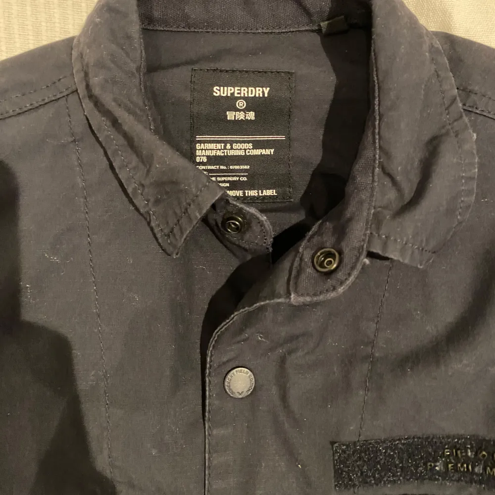 Säljer en galet rare superdry overshirt. Köp av farsan i Japan 2005. Tröjan e i bra skick inge hål eller något bara några bokstäver på bröstet saknas. Skriv om du har frågor eller mer bilder. Priset är inte hugget i sten.🪨 . Jackor.