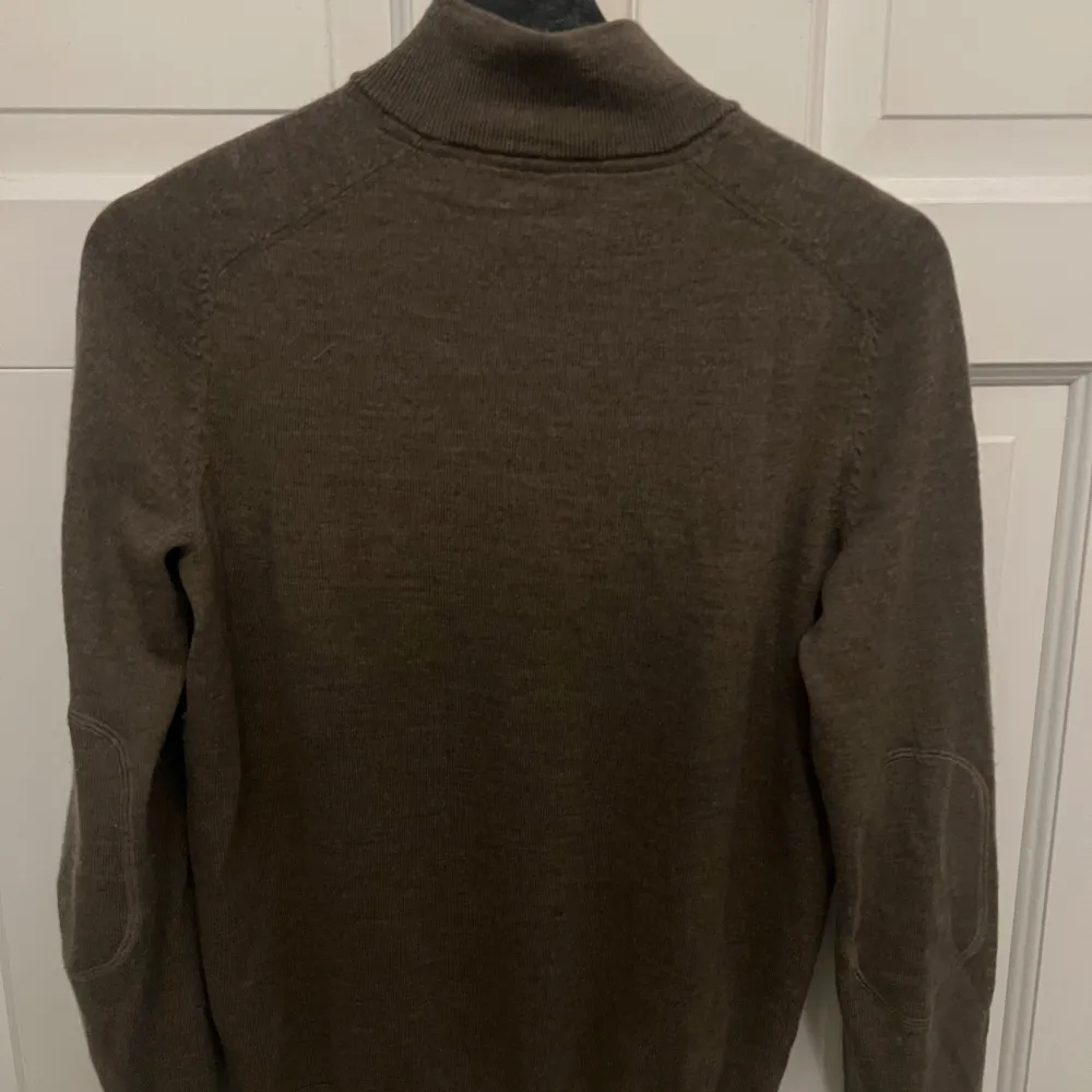 Brun half zip från Morris i 100% merino ull. Tröjan är i storlek S. Ett minimalt hål på framsidan i höjd med höger armbåge(se bild 4, lätt att laga) annars i perfekt skick. Tveka inte på att höra av dig vid frågor. Köparen står för frakt.. Tröjor & Koftor.