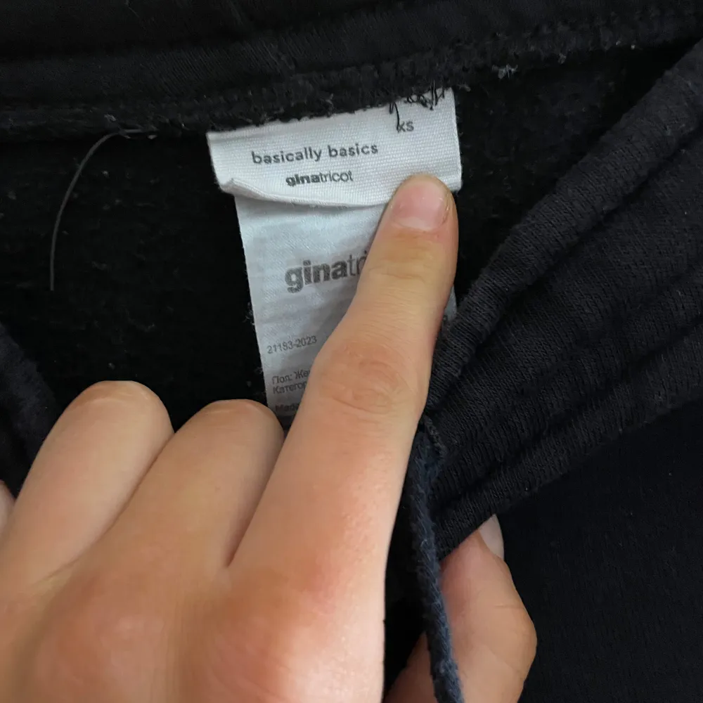 Säljer ett par svarta byxor från Gina Tricot i storlek XS.. Farkut & Housut.