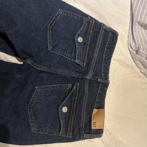 Mörkblå jeans från 157 - Snygga mörkblå flare jeans från 157 i storlek S. Klassisk design med fem fickor och orange sömmar. Inte alls använda, för små på mig.