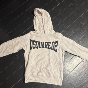 Dsquared 2 hoodie - Dsquared 2 hoodie i storlek 14 år. Givetvis äkta och i väldigt bra skick. Sitter som xs.