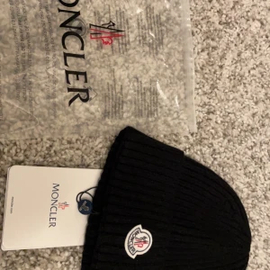 Svart mössa Moncler  - Moncler mössa i bra kvalite skriv för mer info.