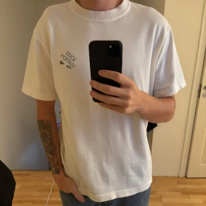 Vit t-shirt från Louis Vuitton - Säljer en stilren vit t-shirt från Louis Vuitton med broderad logotyp på bröstet. T-shirten har en rund halsringning och är kortärmad. Perfekt för en minimalistisk look. Size Large och är helt ny, köptes i Lv butiken i Barca i somras för 10.000:- och släpper denna nu för mer än halva priset så va snabb:)