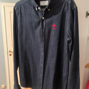 Ami jeans skjorta  - Otrolig kvalité, nypris över 3000kr ser knappt använd ut. Storlek M