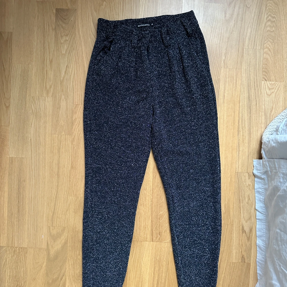 Svarta glittriga byxor från Rut&Circle