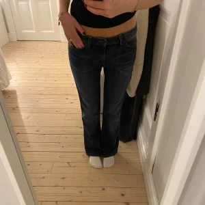Wrangler jeans - Super coola låg midjade flared jeans från Wrangler!                  Midjemått ca39cm, Innerbenslängd ca75cm, bredd längst ner 22cm