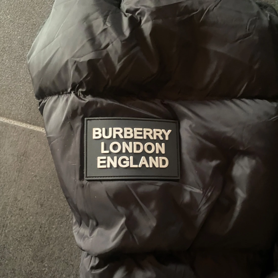 Svart dunjacka från Burberry - 90