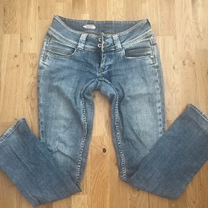 Lågmidjade jeans  - Säljer mina blåa pepe jeans, då har kommit till användning ett fåtal gånger bara. Bara skriva för fler bilder elle annat!