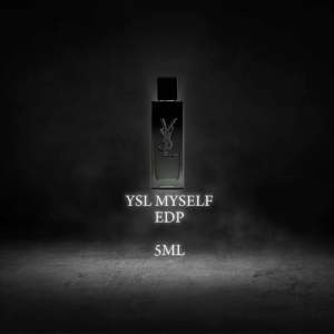 Upptäck YSL Myself Eau de Parfum i en elegant svart flaska. Doften kombinerar fräscha citrusnoter med vit blomma, patchouli och en kryddig, träig bas. Perfekt för den som söker en sofistikerad och söt doftupplevelse. Vid minsta fråga eller fundering, hör av er🤝