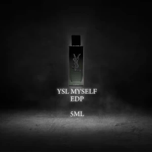 YSL Myself Eau de Parfum 5ml - Upptäck YSL Myself Eau de Parfum i en elegant svart flaska. Doften kombinerar fräscha citrusnoter med vit blomma, patchouli och en kryddig, träig bas. Perfekt för den som söker en sofistikerad och söt doftupplevelse. Vid minsta fråga eller fundering, hör av er🤝