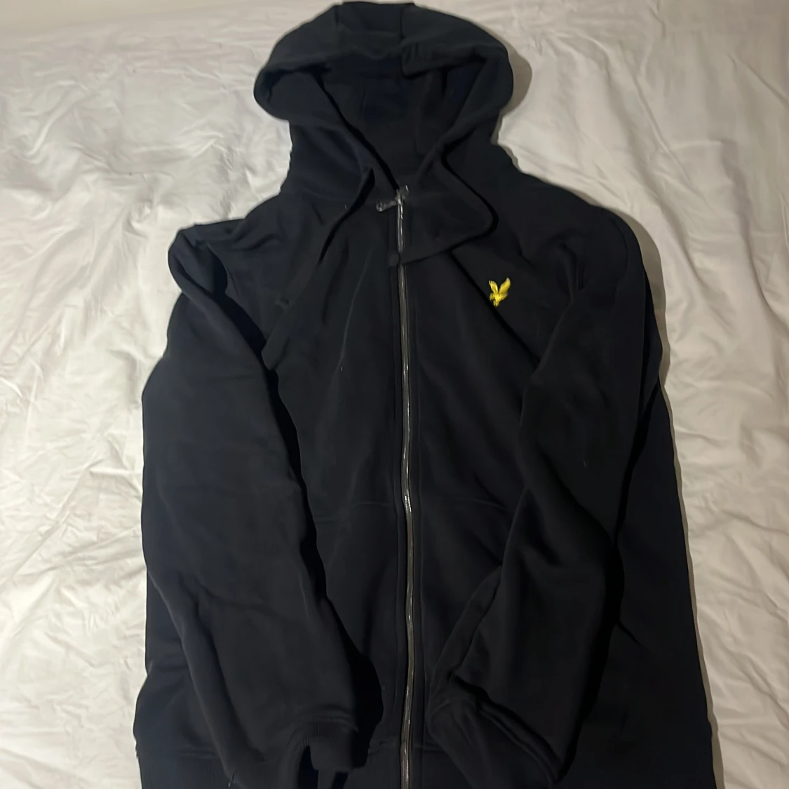 Svart hoodie från Lyle & Scott