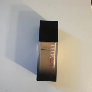 Huda Beauty Faux Filter Luminous Matte Foundation - Huda Beauty Faux Filter Luminous Matte Foundation i nyansen Vanilla 120B. Denna foundation ger full täckning med en matt finish och kommer i en elegant fyrkantig flaska med svart lock. Perfekt för en jämn och felfri look. Nypris 419kr, 70% kvar🩷