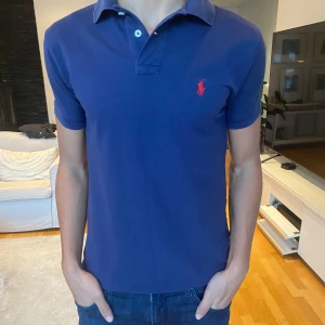 Ralph Lauren piké  - Säljer denna feta Ralph Lauren piké! Den är i mycket bra skick och använd fåtal gånger. Skriv gärna vid minsta lilla fundering!