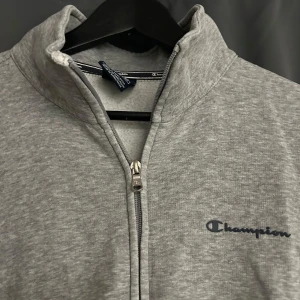 Grå zip-tröja från Champion - Inte använd.