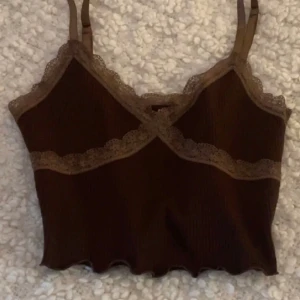 Brunt spets linne - Jättefint spets linne från H&M DIVIDED som är använd några få gånger! Inga skador eller slitage!