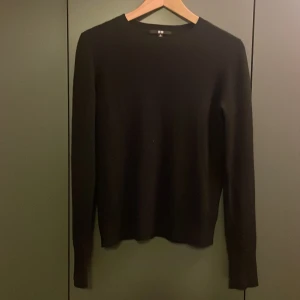  Kashmir tröja  - Säljer min svarta Kashmir tröja i storlek XS för endast 299kr perfekt du när de börjar bli lite kallar ute🍁skick 10/10                                       priset kan diskuteras. Hör av er för flera frågor. 
