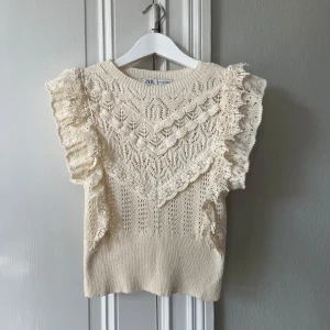 Zara topp - Säljer denna superfina topp från zara. Den är i nyskick.