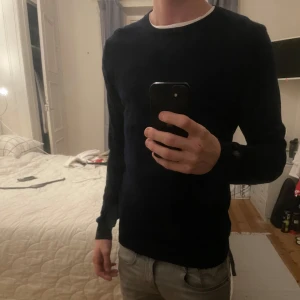 Jack and Jones merinoull - Tröja i merinoull i storlek S från Jack And Jones. Mycket bra skick. Jag är 182cm och väger 75kg och den sitter lite tajt, men bra i längden (se bild)