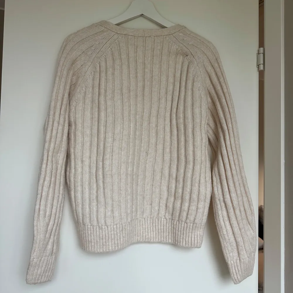 Superfin stickad tröja från gina tricot som endast är använd 1 gång. Köpt förra vintern men då jag inte trivs i v-ringat får den åka vidare till någon annan. Iprincip som ny! . Neuleet.
