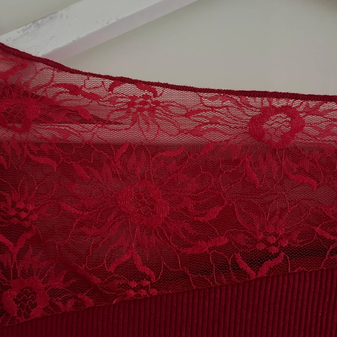 Röd långärmad tröja med spets - 93