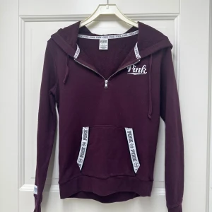 Vinröd hoodie från Pink - Säljer en snygg vinröd hoodie från Pink i storlek S💗Den har en dragkedja framtill och en mysig huva. Perfekt för höst och vinter! Använd 3 gånger