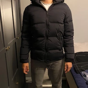 J Lindberg Jacka  - Tja, säljer denna jacka då den den inte längre kommer till användning, litet skrap märke under höger armen (se bild) annars i väldigt bra skick✅ har endast använts en vinter. Hör gärna av er vid frågor👍 Mvh 