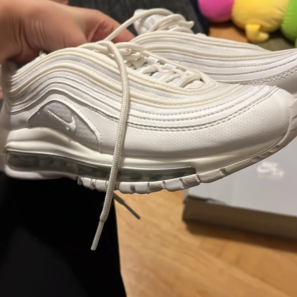 Säljer mina air Max 97 för att dom är för stora har inte använts!!!. Skor.