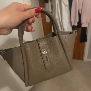 Ginatricot väska  - Väska från ginatricot helt ny säljer för 300kr🌸🎀💕