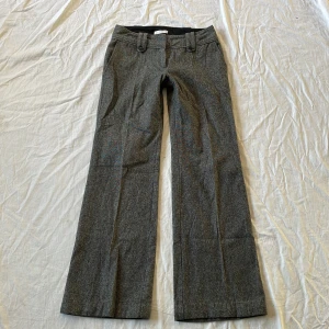 Low/midrise byxor - Bra skick! Har inga bilder på då de är för små💗Mått: midjemått rakt över 34,5cm, grenhöjd 21cm, benöppning 27,5cm, lår 25,5cm, Innerbenslängd 77,5cm