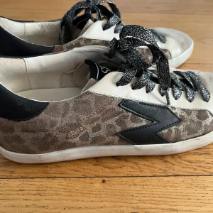 Snygga sneakers med leopardmönster - Säljer dessa as cola sneakersen. Säljer då det var lite förstora för mig. Det är en 39 men skulle säga att det är mer en 41- 42. Man kan absolut ha det om man har storlek 39 oxå! Super fint skick ❤️lite lik Zadig skor. Köpta för 700 kr Hör av er vid frågor. Kan mötas i Stockholm. Kram