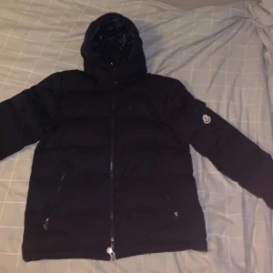 Moncler Montgenevre Jacket - Hej, säljer den här Moncler jackan som är perfekt inför vintern!