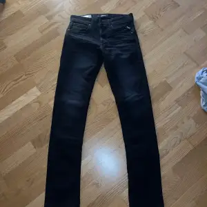 Säljer ett par stilrena Replay jeans i nyskick, aldrig anväda Strl 30/34 nypris ca 899