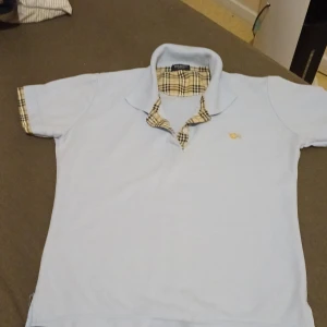 En fin ljus blå bur Barry London t-shirt - Använde den en gång men den är inte riktigt min still