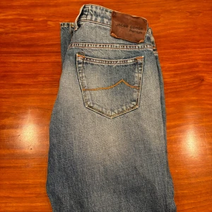 Jacob Cohen jeans - “Säljer nu dessa sjukt snygga jeansen från Jacob Cohen! | Jeansen är i ett bra skick, inga deffekter. | Nypris: 5000. | Det är storlek 32 men passar 30 Skriv vid funderingar