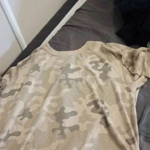 T-shirts  - Den e bra har använt den som pjamas för den e oversize 