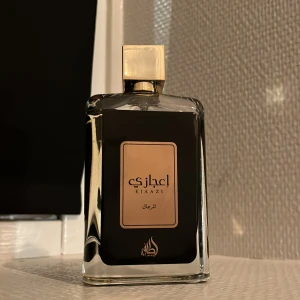 Lataffa Ejaazi - Tja! Säljer denna feta d*pe av Bleu De Chanel. Öppnar med en stark och maskulin doft, som sedan torkar och luktar lite mer mjukt, citrus och trä🍋 🪵.  98/100 ml kvar, använd 2-3 ggr.