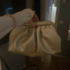 Guld väska - Skit snugg guldig liten väska!! Köpt på shein för 219kr💞