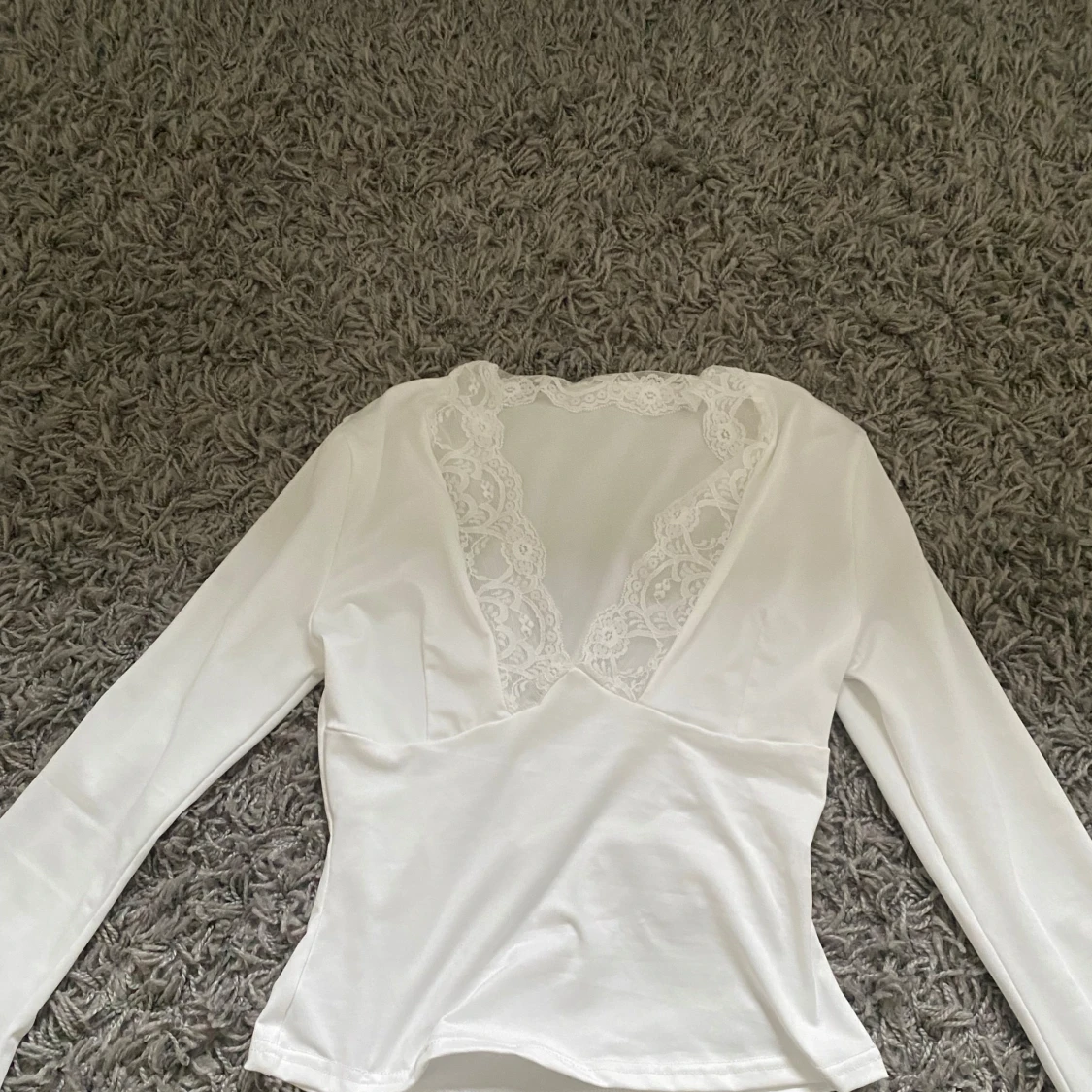 Vit långärmad topp med spetsdetaljer - 90