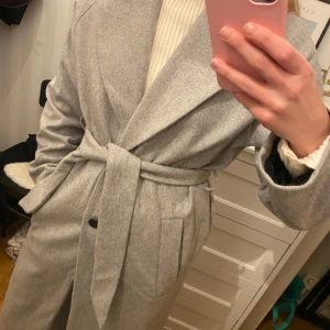 Kappa från edited - En ljusgrå kappa från edited med 80% ull. Använd ett fåtal gånger och är i perfekt skick 😁 köpt för 2200kr säljer för att den inte kommer till användning.