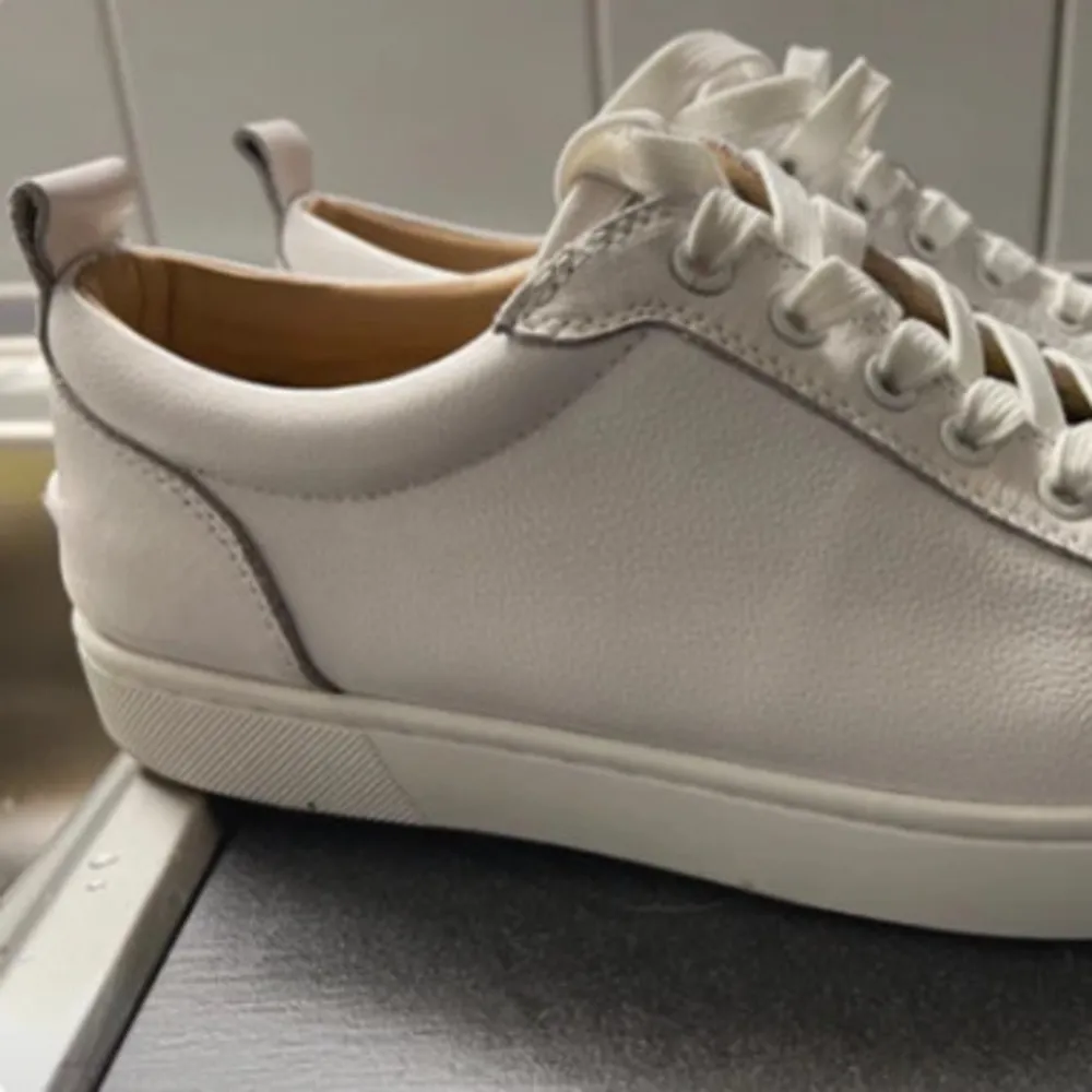 Christian Louboutins i storlek 41. Condition 9/10. Skorna är självklart äkta och har verifierats av proffs. OBS: Skorna är skickade från återförsäljare. (Dvs att leveranstiden ligger på runt 4 veckor). Skor.