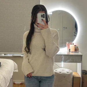 H&M stickad tröja  - Stickad tröja från H&M i créme vit och storlek XS men passar också S! I nyskick och typ typ aldrig använd. 