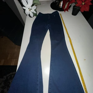 Bootcut jeans -  Perfekt skick Den passar perfekt på S men delen där nere är ganska stor. Därför är priset ganska lågt.