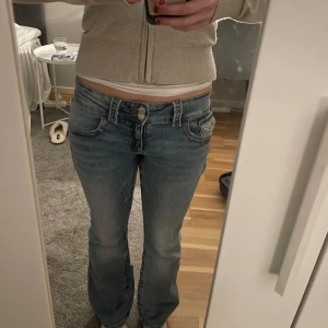 Jeans Gina tricot - Skitsnygga ljusblå jeans från Gina Young💗💗🤗jeansen är i storlek 158 men passar mig som brukar ha W25 i jeans och är 160cm!!