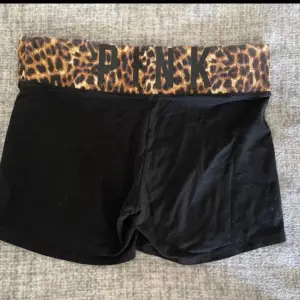 Läs info 🎀Säljer ett par svarta shorts från PINK med en cool leopardmönstrad midja. De är bekväma och har en normal passform. Midjan är elastisk och ger en snygg kontrast till det svarta tyget. 🐆🖤 Shortsen är urtvättade och noppriga skriv för bilder