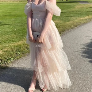 Bal klänning - , använd 1 gång på balen! I Super bra shick, Storlek xs men passar mig som brukar ha s❤️köpt för 1300