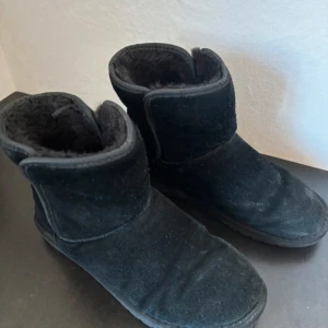 Duffy vinterskor (uggs) - Fina sköna uggs-liknande vinterskor från Duffy. Använde dem förra vintern så de är lite slitna, speciellt på undersidan vid sulorna vilket syns på bild tre. 